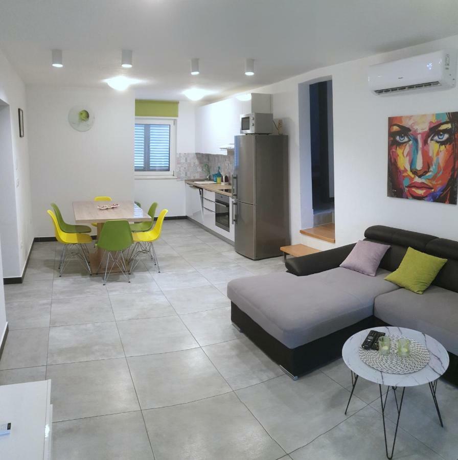 Villa Freya - Vacation House สลาทิเน ภายนอก รูปภาพ