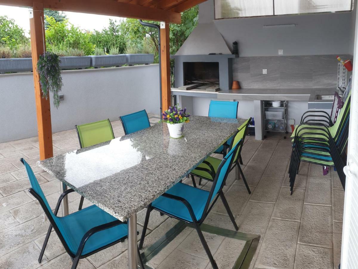 Villa Freya - Vacation House สลาทิเน ภายนอก รูปภาพ